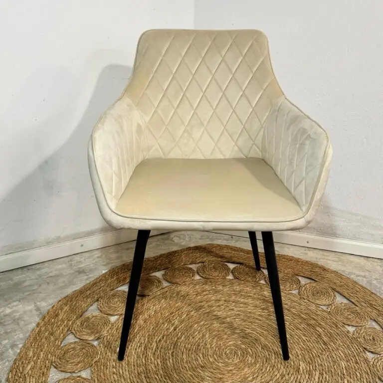 Sillon Dereck pana Beige tramado base negro.