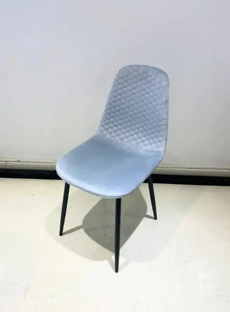 Silla Albis Base Blanco con Asiento de Terciopelo Tramado Gris Azulado