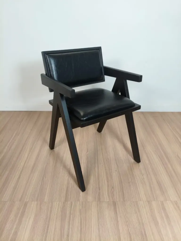 Silla Jeanneret Ecocuero Negro